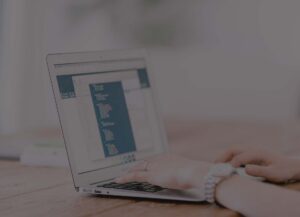 HUZI Consulting Hände die auf Laptop Tastatur tippen